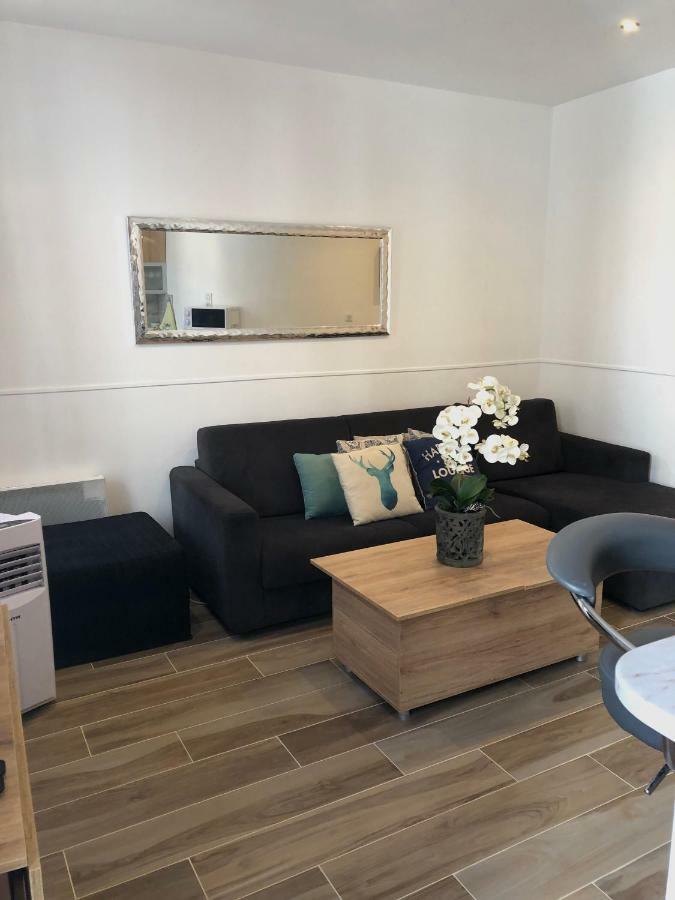 Stylish White And Red Apartments جوان ليه باه المظهر الخارجي الصورة