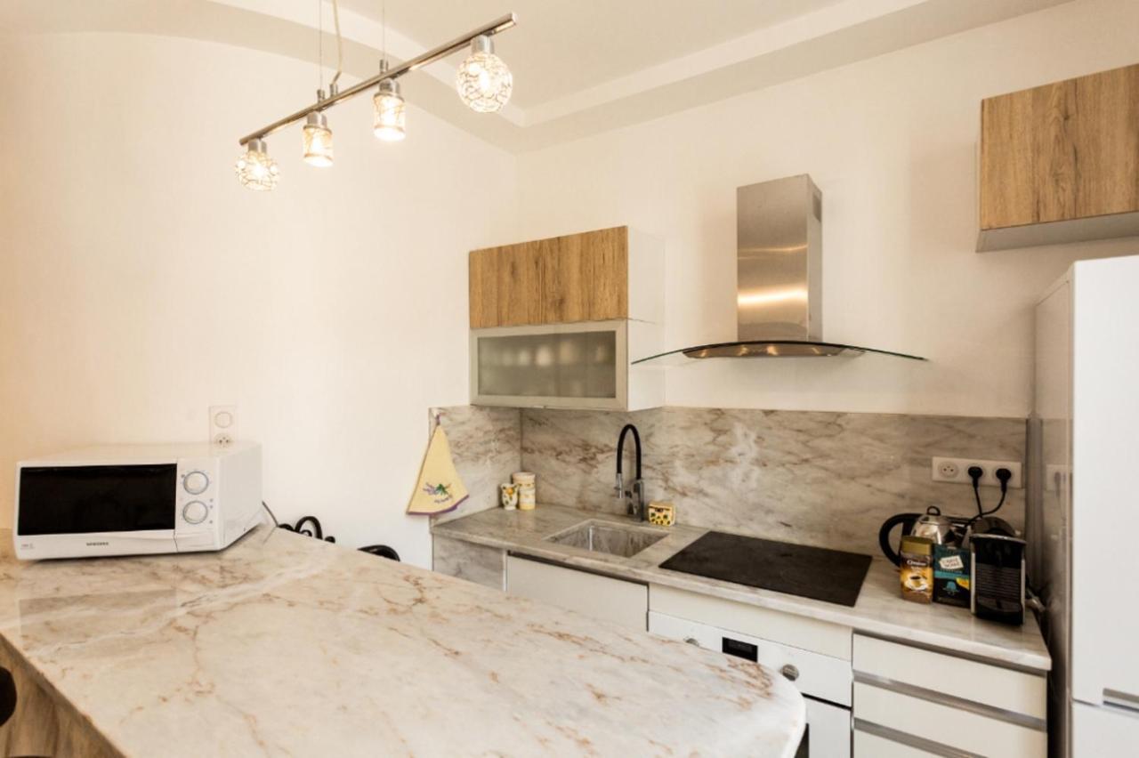 Stylish White And Red Apartments جوان ليه باه المظهر الخارجي الصورة